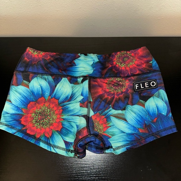 Fleo Shorts - cool floral design - size M - Picture 1 of 4